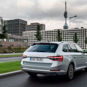 Knapper Sieg in der Mittelklasse für den Skoda Superb Combi mit 49,8 Prozent.(Bild:  ampnet/Skoda)