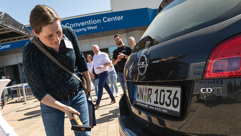 Doch dazu braucht es erst einmal einen Schaden, den hier eine Besucherin schwungvoll auf Aslans Auto appliziert – natürlich nach vorheriger Aufforderung. (Bild: Stefan Bausewein)