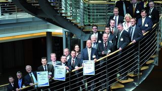 Die Gewinner des Vertriebs Awards 2008: (von re.) Kurt Schnauck (1. Platz), Stefan Zschernitz (2. Platz), Uwe Gehrmann und andreas von Wallfeld (jeweils 3. Platz) mit Mitgliedern der Jury, Sponsoren und Gratulanten. (Archiv: Vogel Business Media)