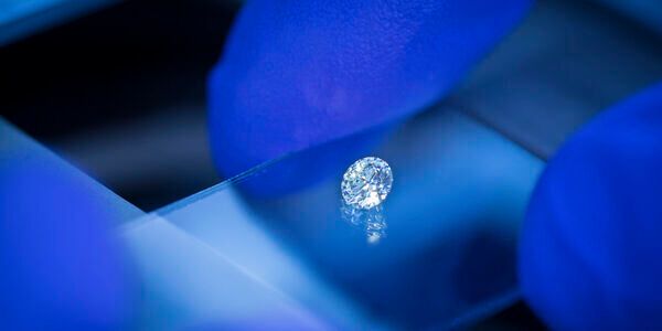 Mit künstlichen Nanodiamanten lassen sich Sensoren und etwa bildgebende Verfahren verbessern. Auch im neuen Zukunftscluster Q-Sens werden solche künstlichen Diamanten eingesetzt.  (Bild:  Heiko Grandel / Universität Ulm)