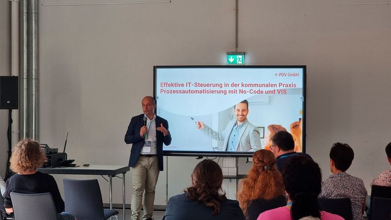 Eines der letzten Präsentationen dieser Veranstaltung war die, des Enrico Kropfgans, Manager Business Development bei der PDV. Er zeigt anhand von No-Code und VIS, wie Prozesse automatisiert und die IT effektiv in der kommunalen Praxis gesteuert werden können. VIS-NoCode ist eine einfache und cloudfähige Lösung, die sowohl OZG-Ready, 100-prozentig grafisch bedienbar ist und zudem eine Schnittstelle zu Mails und Dateisystemen bietet. Auf die Frage „lieber Low-Code oder No-Code?“ antwortete Kropfgans: „Definitiv No-Code. Denn alles, was No-Code ist, ist auch Low-Code.“ (©Serina Sonsalla/Vogel IT-Medien)