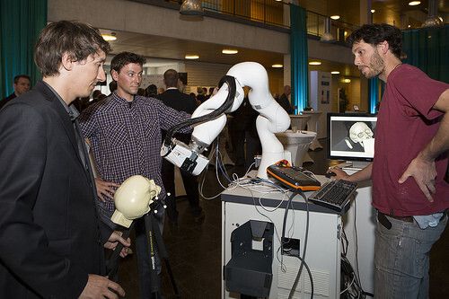Das Team von AOT präsentiert den CARLO. (Bild: Technopark Zürich)