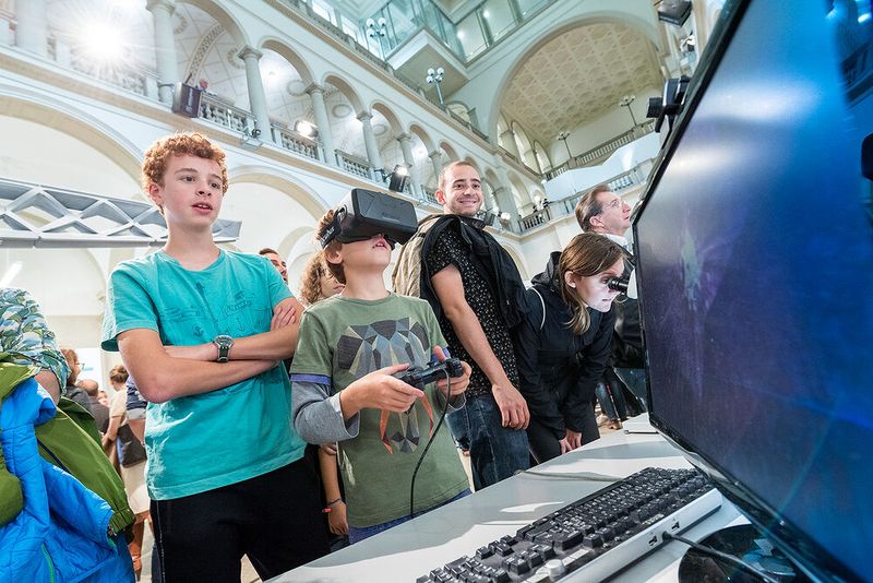 Die Scientifica 2023 lädt Gross und Klein an das grosse Wissenschafts-Festival zum Mitdiskutieren und Mitmachen ein. (Bild:  www.bruederlilonghini.ch/ ETH Zürich)