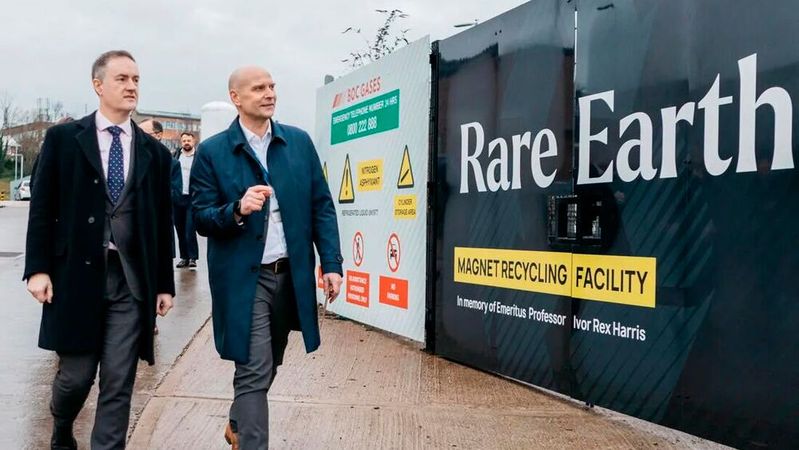 Der britische Industrieminister Chris McDonald, MP, und Professor Allan Walton vom Birmingham Centre for Strategic Elements and Critical Materials.(Bild:  University of Birmingham)