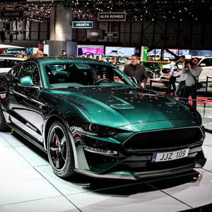 Vor 50 Jahren sorgte Steve McQueen im Filmklassiker „Bullitt“ für Furore. Der 475 PS starke Mustang Bullitt soll diese Wirkung in Europa nun nochmals entfalten. Das limitierte Sondermodell ist schon in wenigen Wochen im Handel bestellbar.
