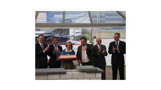 Grundsteinlegung in Jena (v.l.n.r.): Bodo Ramelow (Thüringer Ministerpräsident), Albrecht Schröter (Oberbürgermeister der Stadt Jena), Julia Hillebrand (Managing Director und Eigentümerin Ever Pharma), Wolfgang Schmitzberger (Geschäftsführer Ever Neuro Pharma), Friedrich Hillebrand (Haupteigner der Ever Pharma Gruppe), Ulrich Nütz (Geschäftsführer Ever Pharma Jena). (Ever Pharma)