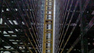 Das Zweimast-Regalbediengerät im Lüdenscheider Hochregallager von Hasco lagert die Paletten zielgenau ein. (Bild: Hörmann Logistik)