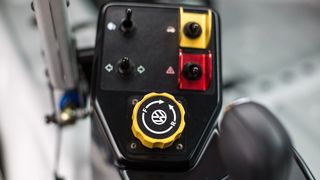 Auf der Mittelkonsole ist die Bremskraftverstellung angebracht. (Bild: VW Motorsport)