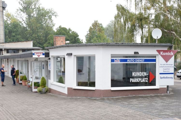 Von der Einfahrt steuern die Werkstattbesucher direkt auf die Reparaturannahme zu.  (Bild: Rubbel/»kfz-betrieb«)