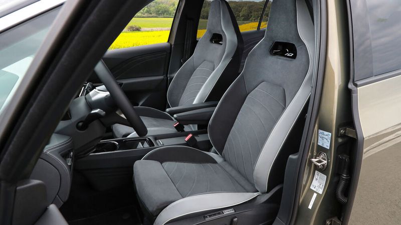 Dank der guten Federung des ID 3 sitzt man vorne wie hinten ausgezeichnet. (Bild: VW)