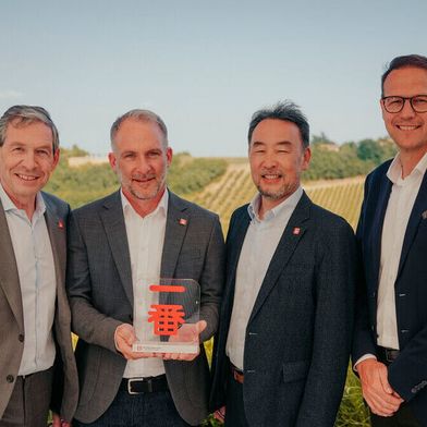 Bereits zum siebten Mal durfte sich Timo Szabo (2.v.li.), Geschäftsführer des Wertheimer Autohauses Szabo, über den Ichiban-Preis freuen. Übergeben wurde die Auszeichnung von Dr. Till Conrad (v.li.), Executive Vice President Sales Marketing Toyota Motor Europe, Yoshihito Nakata, Präsident und CEO Toyota Europe und Mario Köhler, Geschäftsführer und Präsident Toyota Deutschland. (Bild: Toyota)