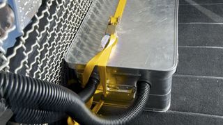 Die Zwangsbelüftung der Tox-Box zum Gasflaschentransport erfolgt über einen Venturikanal, der an einer Blende befestigt ist, die wiederum in die heruntergelassene hintere Seitenscheibe des Fahrzeugs eingeklemmt wird. Bild: IFA (Archiv: Vogel Business Media)