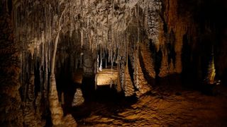 Symbolbild: Cegeka plant ein unterirdisches Rechenzentrum und koppelt das Vorhaben an eigene Wind- und Solarstromprojekte. (Bild: frei lizenziert)