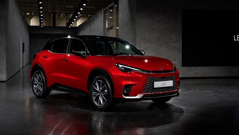 Normalerweise besteht die Modellbezeichnung der Lexus-Modelle aus zwei Buchstaben. Die drei Buchstaben waren einzig dem Supersportwagen LFA vorbehalten. Beim LBX macht der Hersteller eine Ausnahme.(Bild:  Lexus)