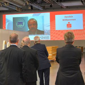 Technische Finessen: Beim Rundgang zeigt sich ZDK-Präsident Jürgen Karpinski auch auf der Großleinwand im Vogel Convention Center. (Foto:  Grimm)