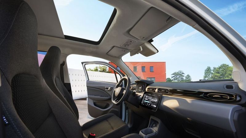 Vorne und hinten stoßen selbst Große nicht ans Wagendach, man fühlt sich nie eingepfercht wie in einem Kleinstwagen. (Bild: Leapmotor)