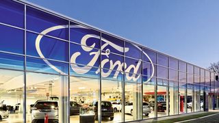 Der Hauptstandort von R&S Mobile in Köln-Fühlingen ist seit 2017 ein Ford-Store. Mit einem neuen Nutzfahrzeugzentrum gibt der Händler jetzt bei Gewerbekunden Gas. Und mit den anstehenden Elektromodellen steht bereits die nächste Herausforderung an. (Bild: R&S Mobile)