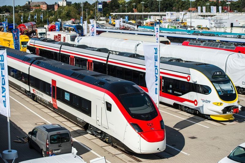 Auf dem Frei- und Gleisgelände zeigen internationale Hersteller 123 der neuesten Fahrzeuge. (Messe Berlin)