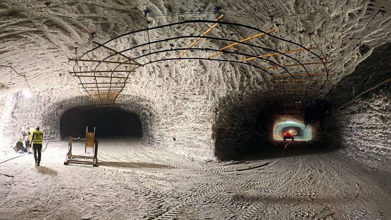 Im Forschungsprojekt 5G.Namico wurde ein untertägiges 5G-Stand-Alone-(5G-SA-)Netz im Salzbergwerk Sondershausen installiert. Ziel ist die Evaluation von 5G sowie die Untersuchung des Einflusses untertägiger Umgebungsbedingungen. (Bild:  RWTH Aachen)