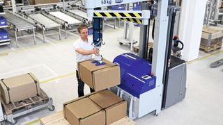 Beispielsweise beim Kommissionieren von auf dem Boden gelagerten Gütern ermöglicht der „JumboFlex Picker“ ergonomisches Arbeiten auch in mobilen Anwendungen. (Bild: J. Schmalz)