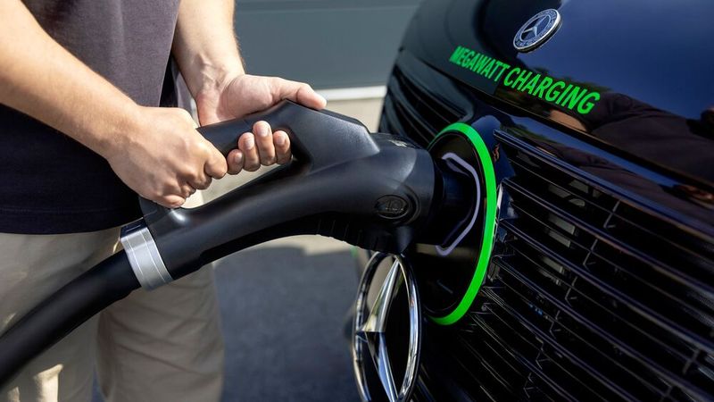 In the Megawatt Charging System (MCS), which was originally developed for heavy goods vehicles, the ELF team is primarily testing the thermal load capacity and performance limits of high-voltage batteries. (Image:Mercedes-Benz)