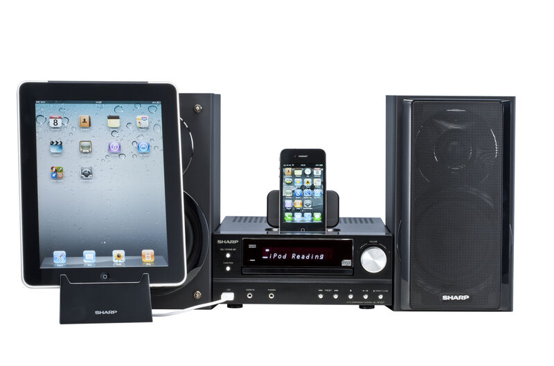 Mit dem HiFi-Stereosystem XL-HF201PH von Sharp können Musikliebhaber ihre Lieblingssongs auch zu Hause komfortabel über ihren iPod, das iPhone
und neuerdings das iPad in HiFi-Qualität hören. (Archiv: Vogel Business Media)