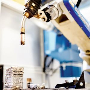 Flexibel und skalierbar: in zerspanende Fertigungsprozesse integrierte Roboterzelle zum Auftragsschweissen.