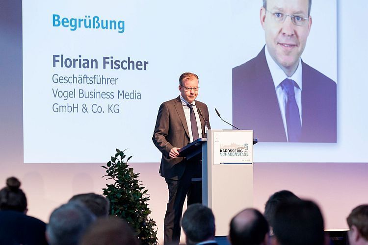 Florian Fischer, Geschäftsführer des Gastgebers Vogel Business Media, begrüßte die Teilnehmer in Würzburg. (Stefan Bausewein)