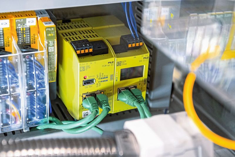 Die Industrie-Firewall SecurityBridge dient Steuerungen zum Schutz vor Angriffen und unautorisierten Zugriff. Sie kontrolliert die Datenkommunikation innerhalb eines Automatisierungsnetzwerks.  (Bild: Pilz GmbH & Co. KG)