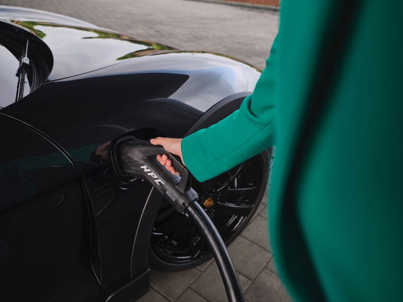 Die Station wird klassisch ans Mittelspannungsnetz plus Transformatoren angeschlossen. Anfänglich leistet jeder der sechs HPC-Anschlüsse bis zu 300 kW, im kommenden Jahr sind bis zu 400 kW möglich, auch wenn ein Taycan mit maximal 270 kW lädt.  (Bild: Porsche)