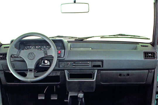 Spröder Charme der 80er: Das Cockpit des Polo II war ebenso funktional wie spartanisch ausgestattet. (VW)