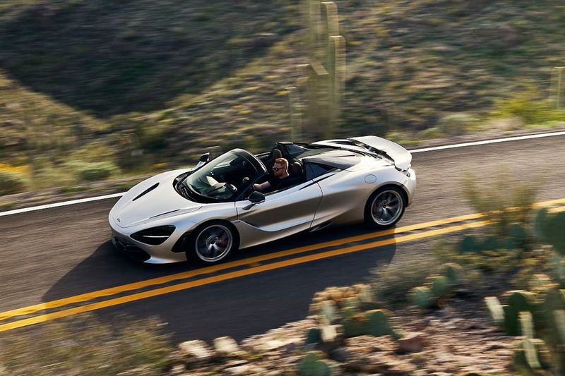 Für eine bessere Aerodynamik sorgen die nach innen gewandten Spoiler und Schweller. (McLaren)