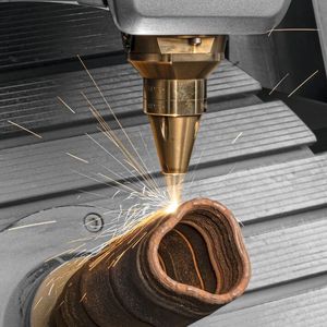 In der additiven Fertigung präsentiert DMG Mori neben dem Pulverbettverfahren in Form der «Lasertec 30 SLM 3. Generation» auch das Laserauftragschweissen auf einer «Lasertec 65 DED hybrid». Letztere kombiniert den Materialaufbau mittels Pulverdüse mit dem 5-Achs-Simultanfräsen in einem Arbeitsraum.(Bild:  DMG Mori)