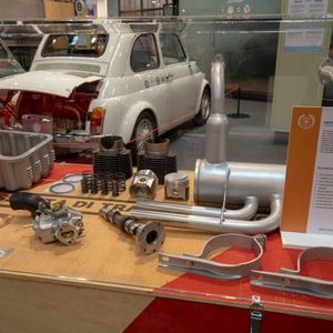 Abarth fertigte eigene Rennwägen, Prototypen - und modifizierte Serienfahrzeuge. Berühmt wurde das Unternehmen außer mit seinen Sportauspuffanlagen für nahezu sämtliche Fahrzeugmarken vor allem mit seinen Tuning-Kits für Fiats.(Bild:  FCA)