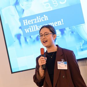 Julia Engelke, stv. Chefredakteurin der DeviceMed, begrüßte die Teilnehmerinnen und Teilnehmer.(Bild:  Stefan Stark/Koala Agentur)