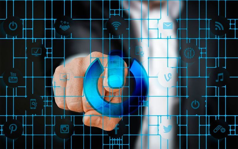 Bis 2021 wird mindestens die Hälfte der globalen Wertschöpfung digitalisiert sein. Unternehmen sollten dies ernst nehmen. Wer jetzt nicht auf digitalisierte Angebote und Arbeitsweisen umsteigt, läuft Gefahr, später von der Konkurrenz verdrängt zu werden. Innerhalb der nächsten drei Jahre sollten sich Unternehmen also bemühen, den Wandel zum „Digital Native“ einzuschlagen. (Pixabay)