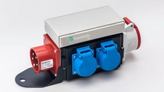 Ein Wechselstrom-Messwandler nutzt die Stromzufuhr, um grundlegende Maschinendaten abzurufen. (Bild: Fraunhofer IPA)