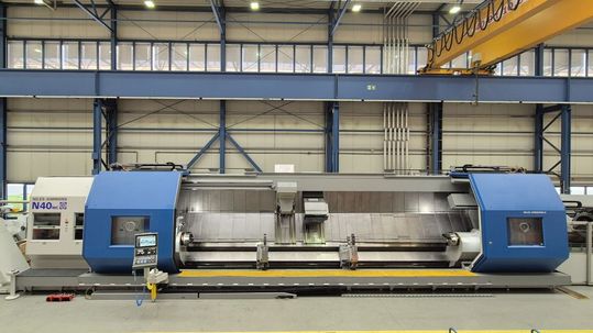 The machine turns, mills, grinds and measures components up to nine metres in length with a precision of ± 2 µm.(Source:  NILES-SIMMONS)