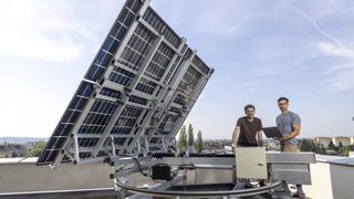 Ein an der TU Graz entwickeltes PV-System steigert durch zweiachsiges Tracking des Sonnenstands die Energieausbeute – insbesondere morgens und abends. Bei Sturm, Hagel oder Schnee faltet es sich zusammen. (Bild: Lunghammer - TU Graz)