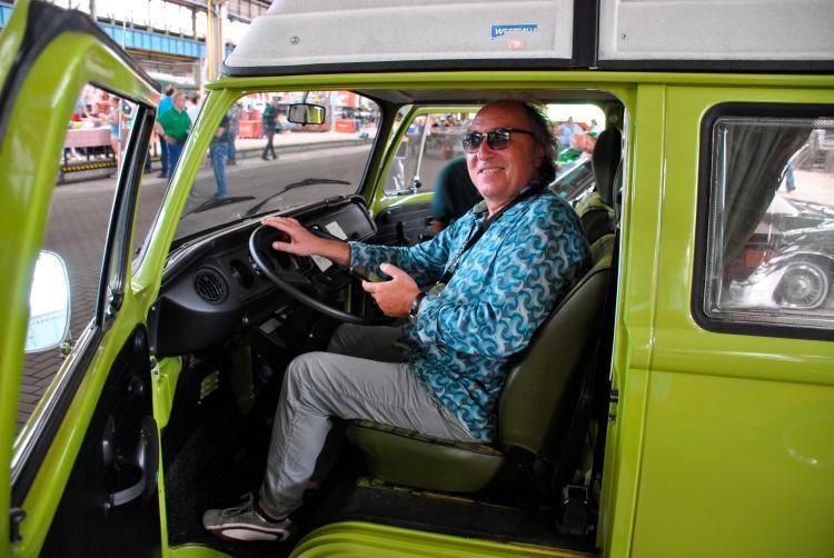 Dauerstarteilnehmer oder Promiwiederholungstäter: Viele Male schon war Kabarettist Urban Priol bei der Sachs Franken Classic mit von der Partie. Kein Wunder: Der Unterfranke besitzt über ein Dutzend rollender Klassiker. (Dominsky)