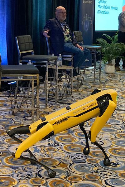 Im Pressegespräch mit Marc Raibert wurde klar: Auch Roboter müssen noch viel lernen. So können sie zum Beispiel keine unterschiedliche Aufgaben gleichzeitig machen. (Bild: Stefanie Michel)