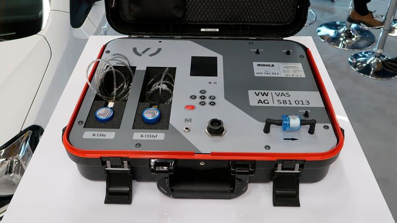 Ebenfalls von Mahle stammt ein speziell für die Volkswagen-Gruppe entwickeltes einzelnes Analysegerät für Klimaanlagen-Kältemittel. Durch die Verteuerung der Kältemittel stieg die Gefahr von vermeintlichen „Ersatz-Kältemitteln“, die das Servicegerät kontaminieren. (Bild: Diehl – VCG)