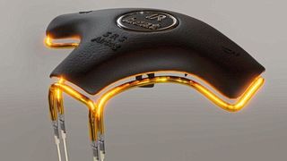 Die Infrarot-Strahler von Heraeus Noblelight lassen sich exakt an die Konturen von Airbag-Gehäusen, Lenkrädern oder Blenden anpassen.  (Heraeus Noblelight)