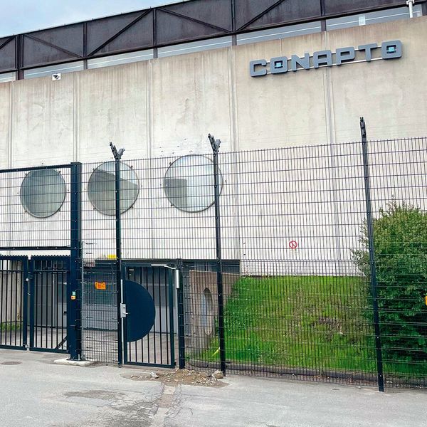 „Stockholm 2 Süd“ ist ein Co-Location-Rechenzentrum, das sich  für Kunden eignet, die alles von einzelnen Racks bis hin zu Caged-IT oder eigene Suiten wünschen. Das Rechenzentrum besteht aus 5 Räumen, hat eine Kapazität von 4 MW, wird rund um die Uhr mit 100 Prozent erneuerbarem Strom von Vattenfall versorgt, verfügt über eine Wärmerückgewinnung an das Stockholmer Exergi-Fernwärmenetz und bietet einen Hüllenschutz der Schutzklasse 3. (Bild: Conapto AB)