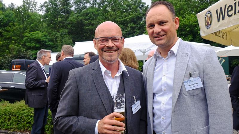 Thüringer Gespräche: (v. l.) Holger Schade, Schade und Sohn GmbH & Co KG, und Andreas Peter, Autohaus-Peter-Gruppe. (Bild: Zietz/»kfz-betrieb«)