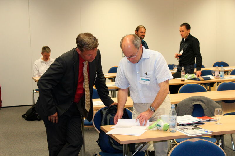 Dr. Guido Rimmel (Phenomenex) und ein Teilnehmer sprechen über ein konkretes Trennproblem. (Wahler/LABORPRAXIS)