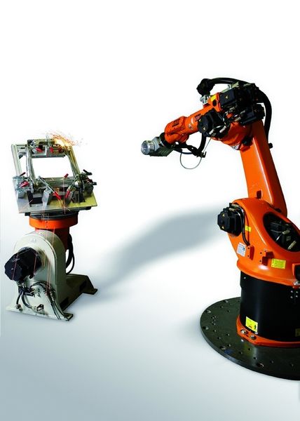 Bild 1: Die Beweglichkeit des Roboters, kom-biniert mit langen Brennweiten, ermög-licht das Schweißen komplexer Bauteile bei großen Arbeitsabständen. (Archiv: Vogel Business Media)