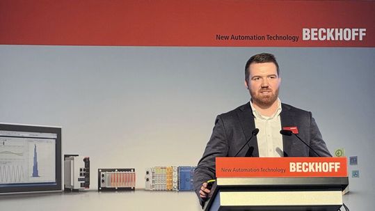 Beckhoff-Pressekonferenz auf der SPS 2025: Sohn des Firmengründers und Produktmanager Johann Beckhoff spricht u. a. über die Containerisierung von TwinCAT unter Linux.(Bild:  mc/VCG)