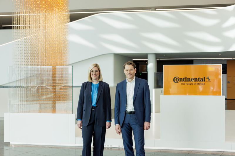 Nikolai Setzer, Vorstandsvorsitzender der Continental AG, und Katja Garcia Vila, Mitglied des Vorstands, verantwortlich für Group Finance and Controlling und Group Information Technology, stellten die Jahresbilanz 2023 vor und gaben einen Ausblick auf das laufende Jahr.(Bild:  Continental AG)