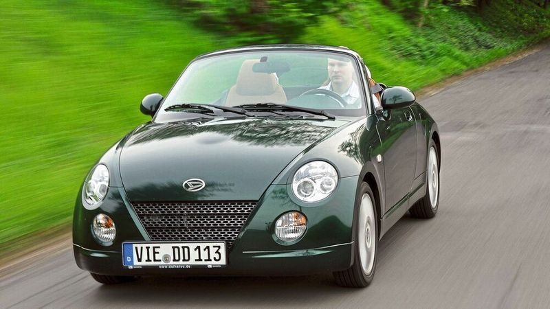 Zuschlagen, wer einen findet: Der Daihatsu Copen ist schon jetzt ein Klassiker. Nur 2.500 Stück wurden in Deutschland von dem Wagen zugelassen, der in Europa 2003 Premiere feierte. Der Vertrieb in Deutschland wurde im Juli 2010 eingestellt. Ursprünglich als Rechtslenker mit einem 660-Kubikzentimeter-Motor mit 50 kW (68 PS) ausgestattet, ersetzte ab Frühjahr 2006 ein Linkslenker mit einem 1300-Kubikzentimeter-Motor mit 64 kW (87 PS) den kleinen Roadster. (Bild: Daihatsu)